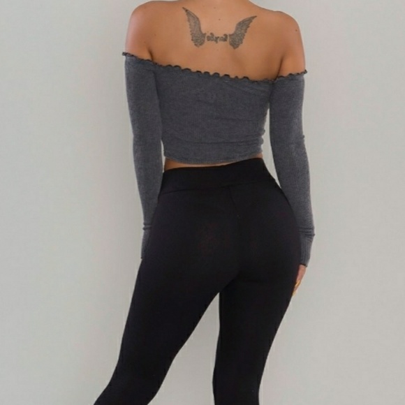 🆕️Long Sleeve Laced Up Crop Top - Picture 2 of 3